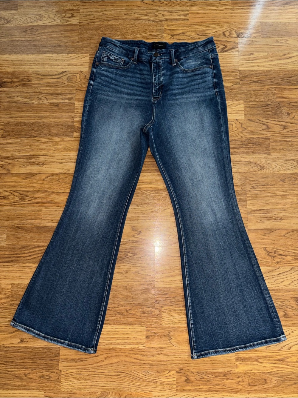 Buckle Black Flare Jeans Women’s Size 34x32  Medium Blue Wash Slimming Pockets